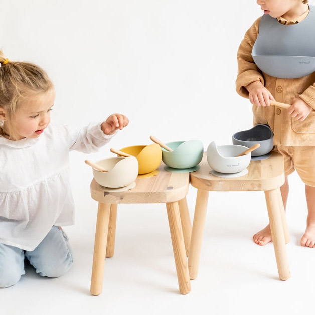 bambini che giocano con piatti in silicone colorati